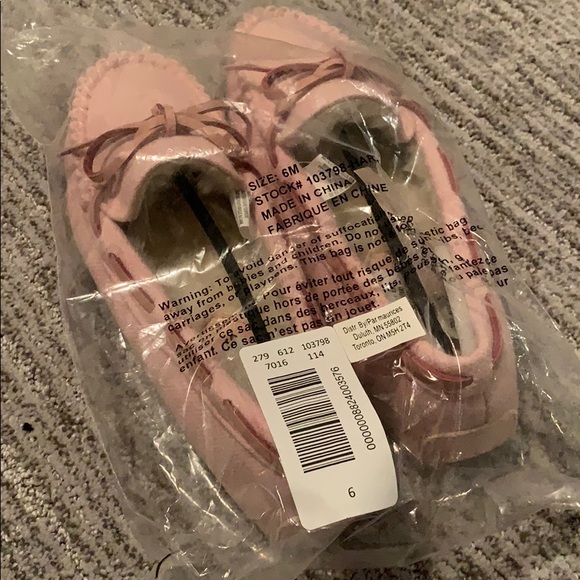 BRAND NEW WITH TAG!  Lovely Moccasin slippers - Picture 4 of 6